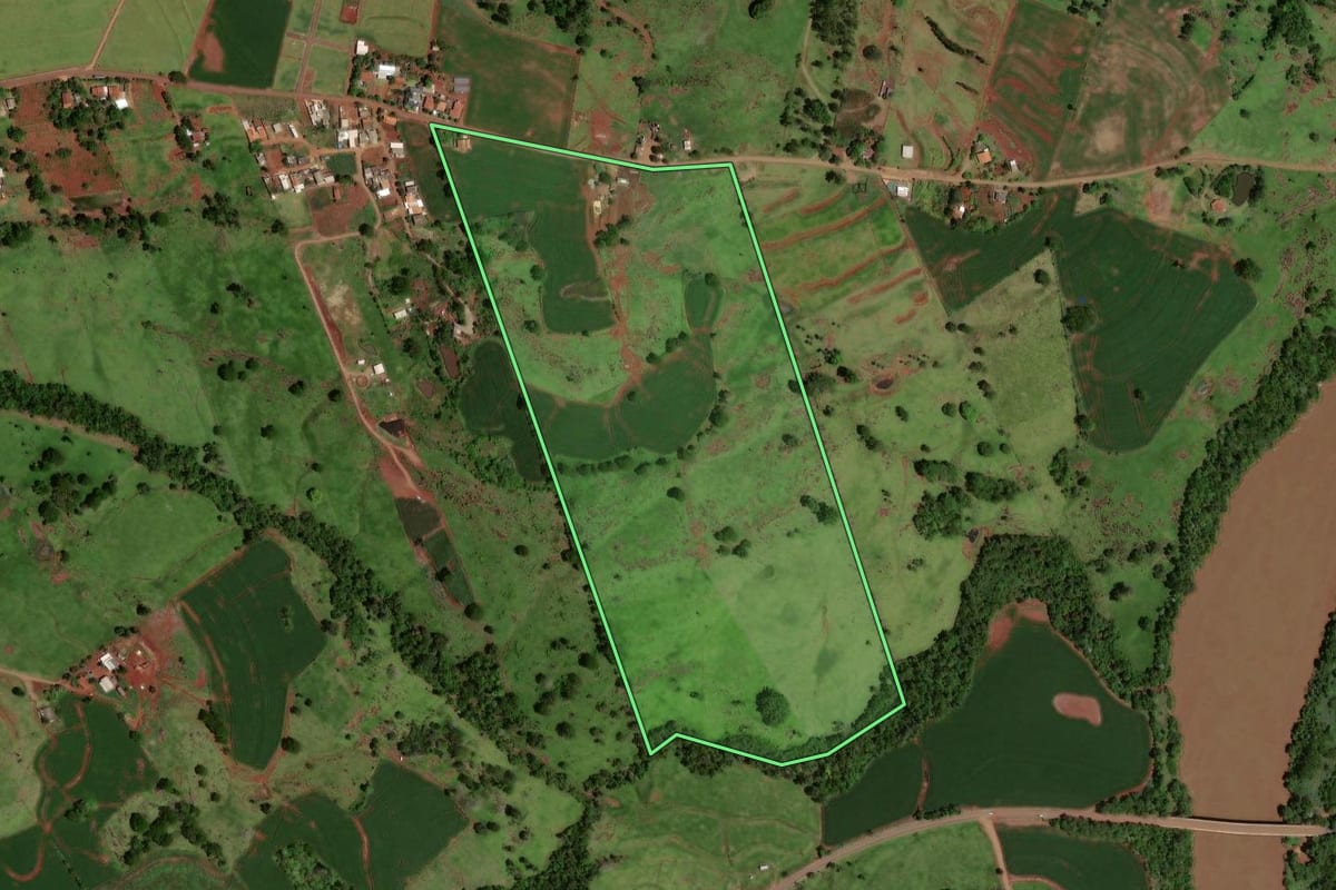 Imagem de satélite do imóvel rural em Formosa do Oeste (PR), com o contorno declarado no CAR desenhado por cima.