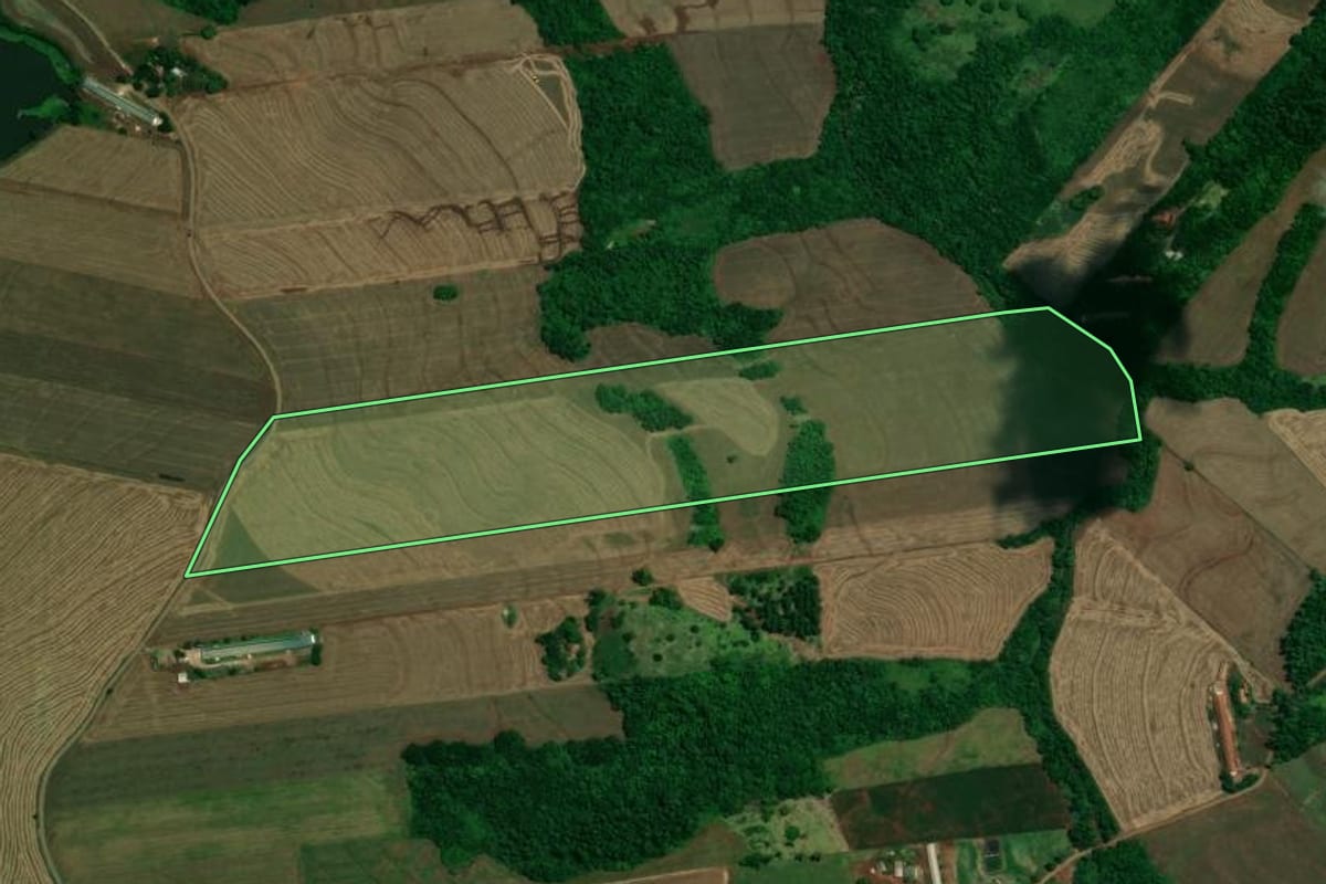 Imagem de satélite do imóvel rural em Formosa do Oeste (PR), com o contorno declarado no CAR desenhado por cima.