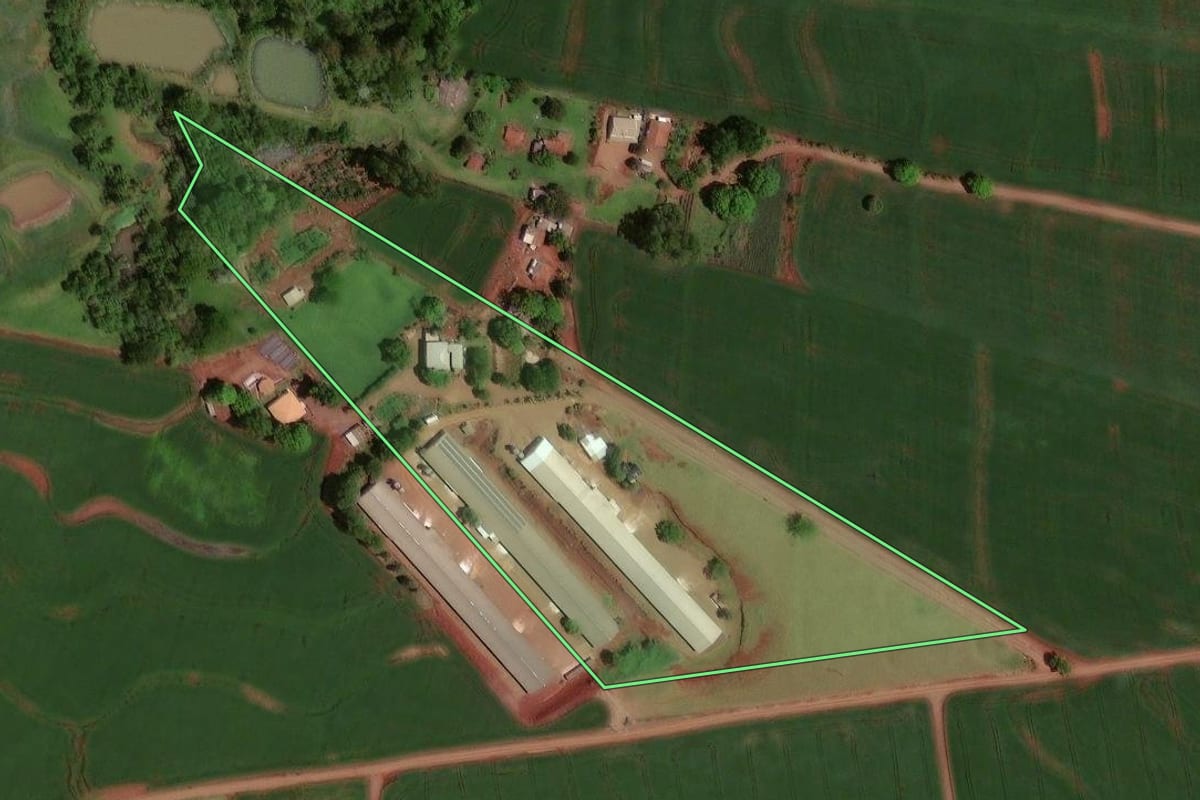 Imagem de satélite do imóvel rural em Formosa do Oeste (PR), com o contorno declarado no CAR desenhado por cima.