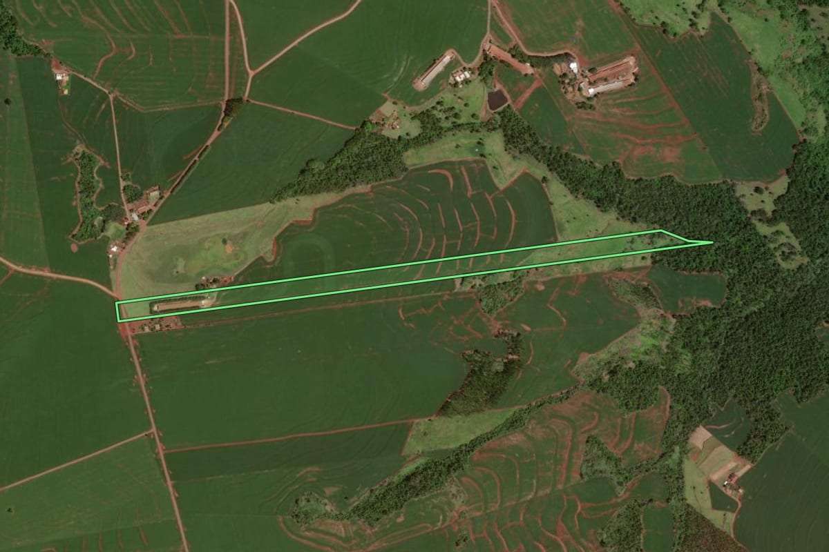 Imagem de satélite do imóvel rural em Formosa do Oeste (PR), com o contorno declarado no CAR desenhado por cima.