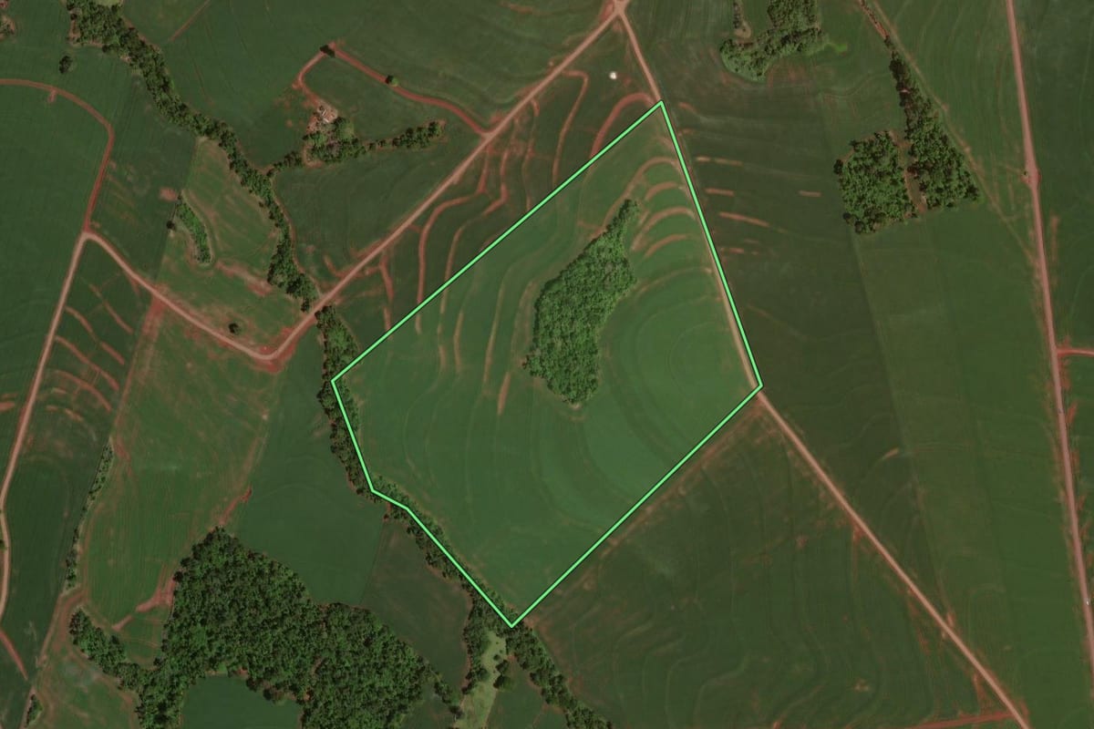 Imagem de satélite do imóvel rural em Formosa do Oeste (PR), com o contorno declarado no CAR desenhado por cima.