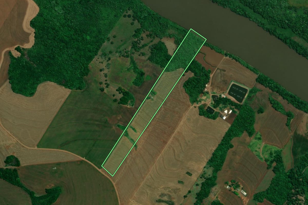 Imagem de satélite do imóvel rural em Formosa do Oeste (PR), com o contorno declarado no CAR desenhado por cima.