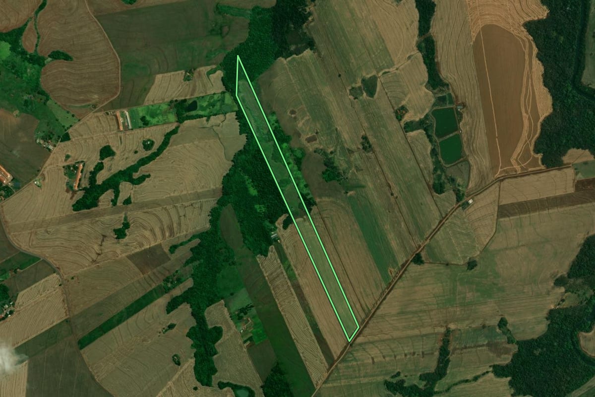 Imagem de satélite do imóvel rural em Formosa do Oeste (PR), com o contorno declarado no CAR desenhado por cima.