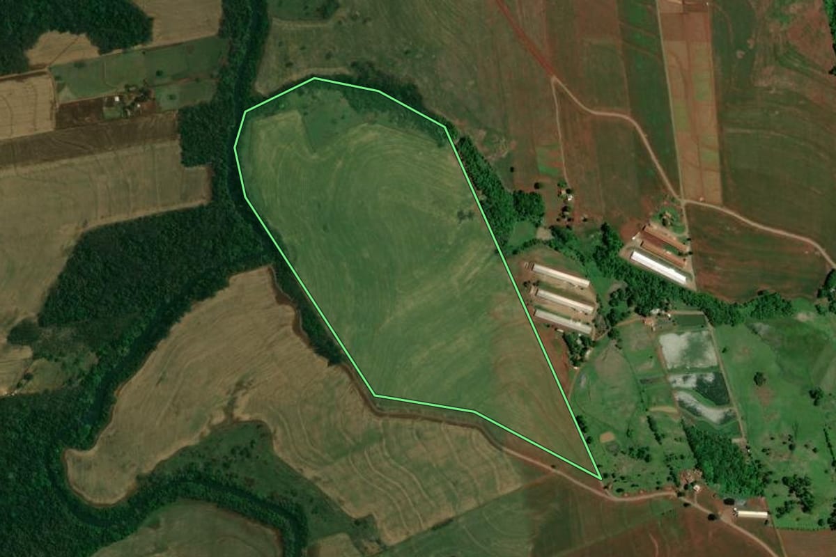 Imagem de satélite do imóvel rural em Formosa do Oeste (PR), com o contorno declarado no CAR desenhado por cima.