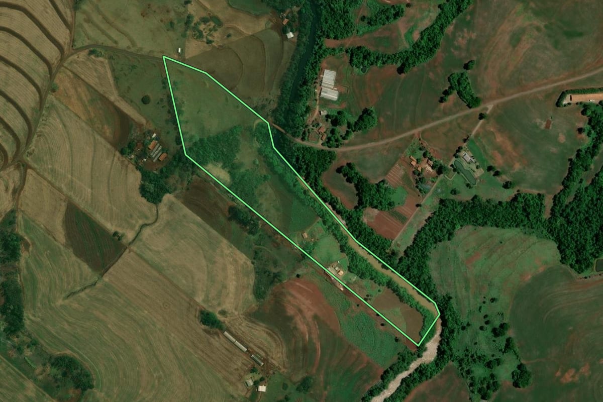 Imagem de satélite do imóvel rural em Formosa do Oeste (PR), com o contorno declarado no CAR desenhado por cima.