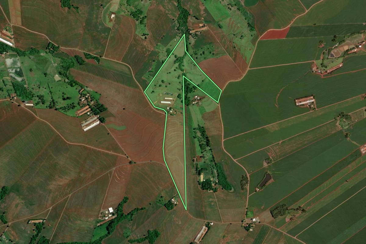 Imagem de satélite do imóvel rural em Formosa do Oeste (PR), com o contorno declarado no CAR desenhado por cima.