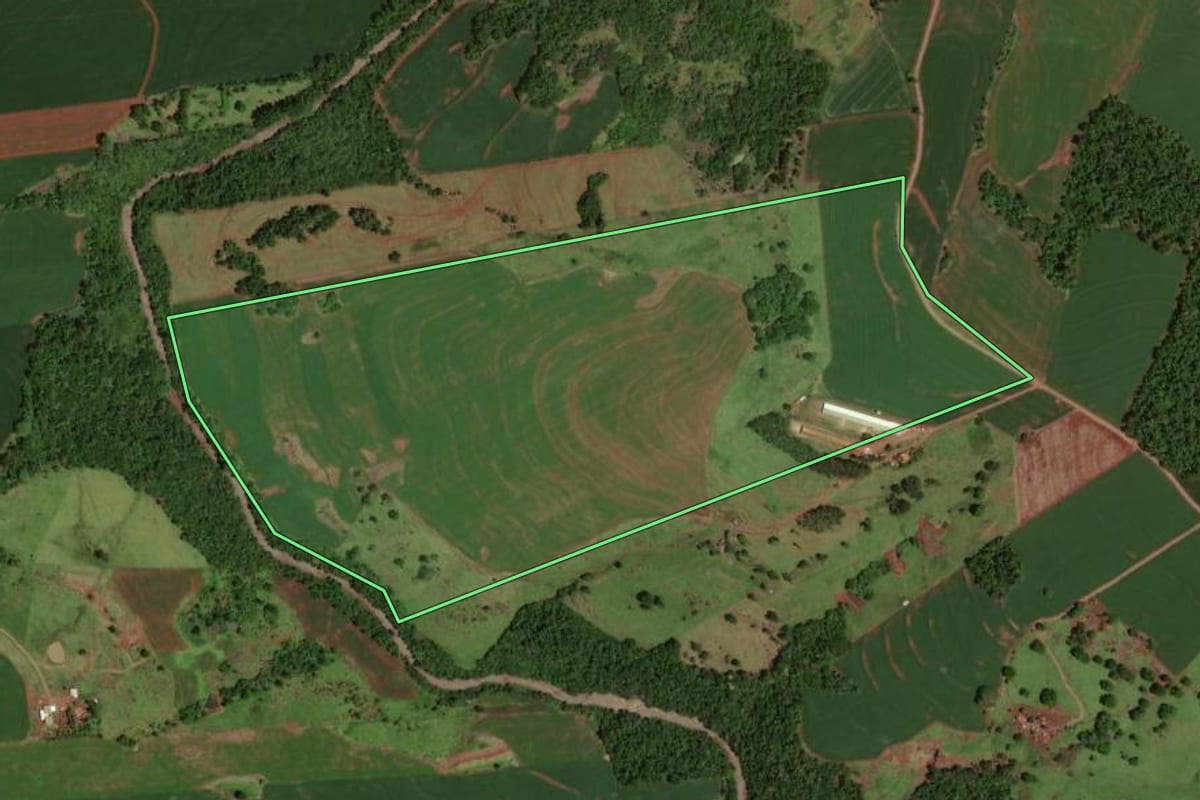Imagem de satélite do imóvel rural em Formosa do Oeste (PR), com o contorno declarado no CAR desenhado por cima.