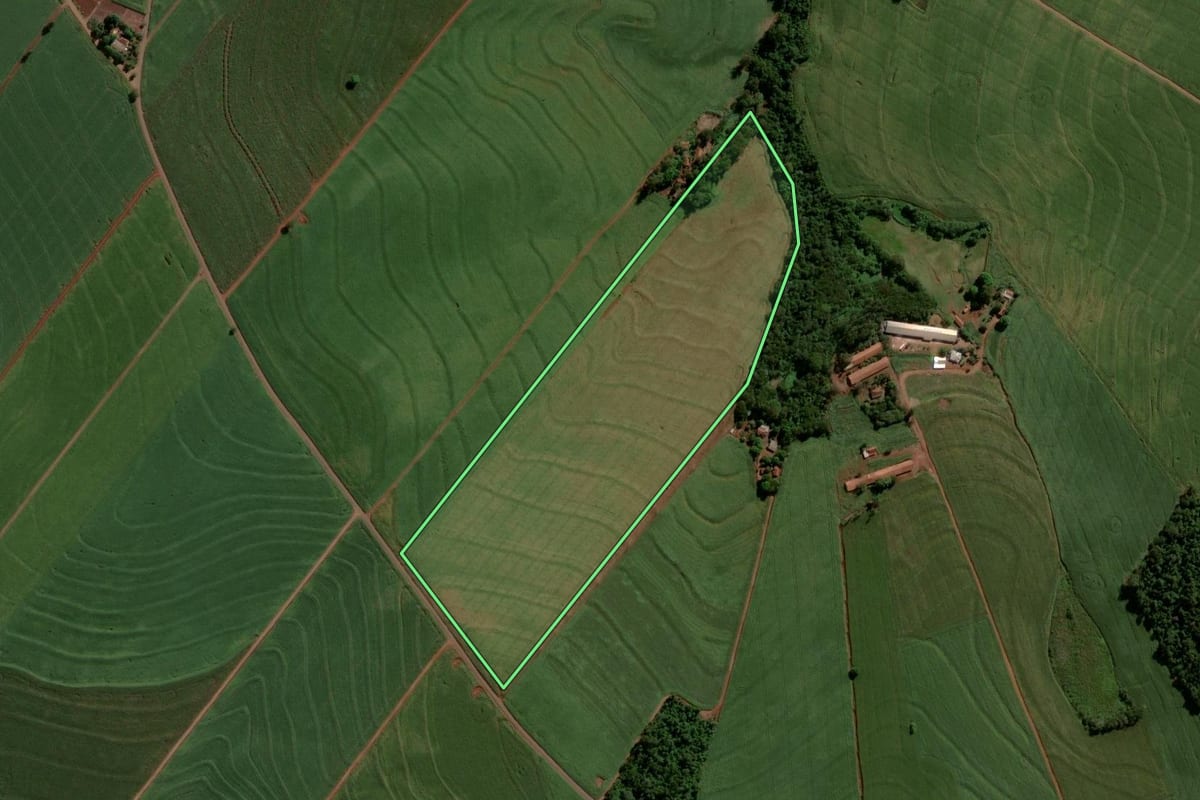 Imagem de satélite do imóvel rural em Formosa do Oeste (PR), com o contorno declarado no CAR desenhado por cima.