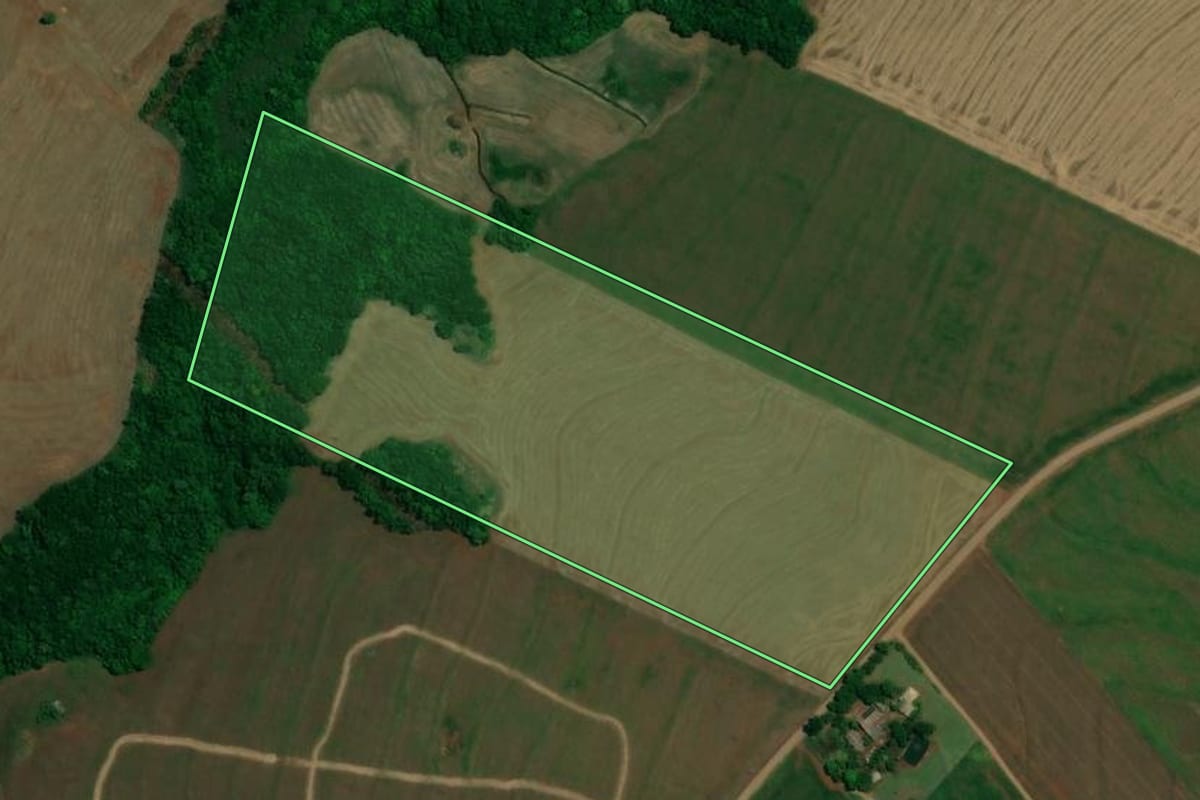 Imagem de satélite do imóvel rural em Formosa do Oeste (PR), com o contorno declarado no CAR desenhado por cima.