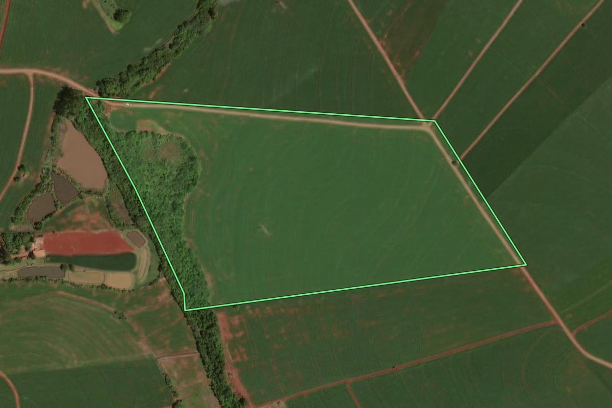 Imagem de satélite do imóvel rural em Formosa do Oeste (PR), com o contorno declarado no CAR desenhado por cima.