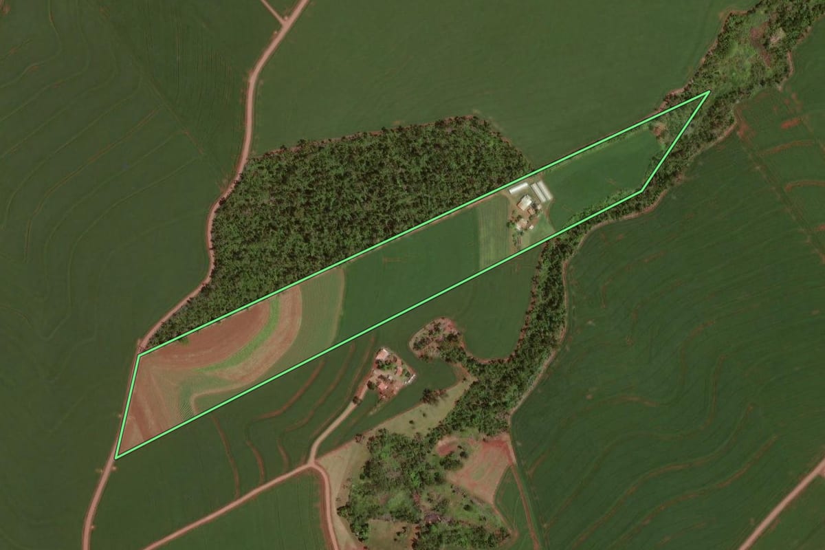 Imagem de satélite do imóvel rural em Formosa do Oeste (PR), com o contorno declarado no CAR desenhado por cima.