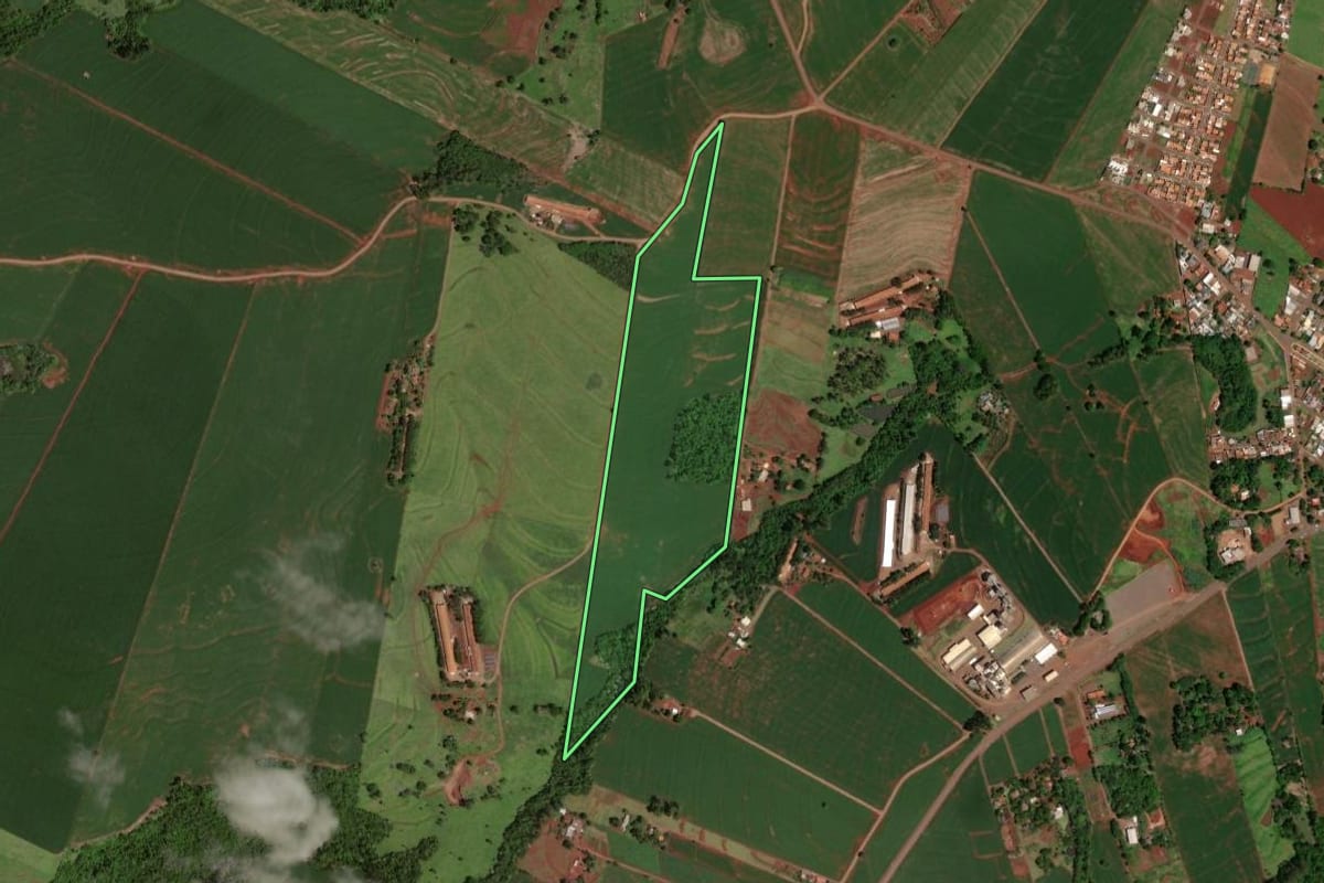 Imagem de satélite do imóvel rural em Formosa do Oeste (PR), com o contorno declarado no CAR desenhado por cima.