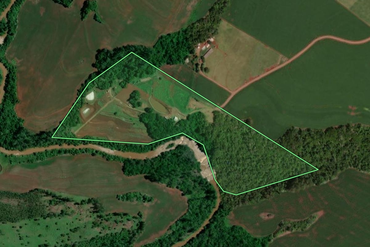 Imagem de satélite do imóvel rural em Formosa do Oeste (PR), com o contorno declarado no CAR desenhado por cima.