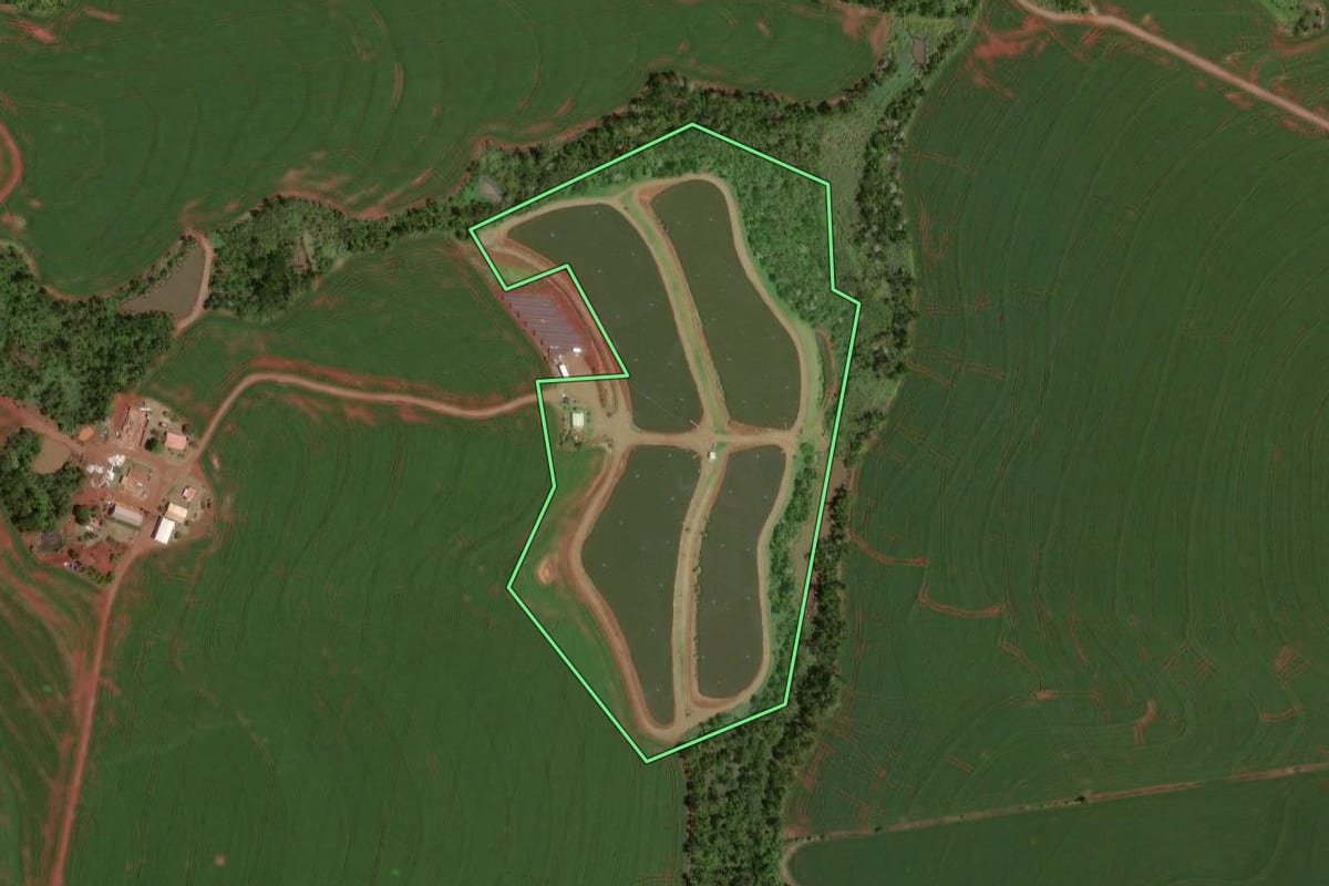 Imagem de satélite do imóvel rural em Formosa do Oeste (PR), com o contorno declarado no CAR desenhado por cima.