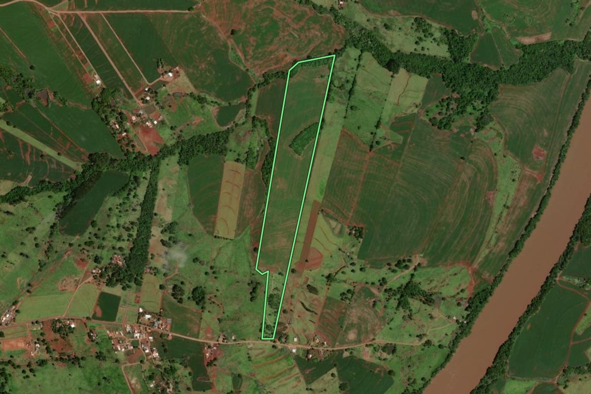 Imagem de satélite do imóvel rural em Formosa do Oeste (PR), com o contorno declarado no CAR desenhado por cima.