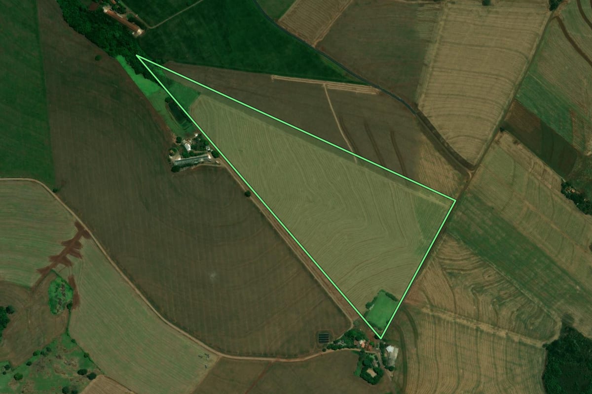 Imagem de satélite do imóvel rural em Formosa do Oeste (PR), com o contorno declarado no CAR desenhado por cima.