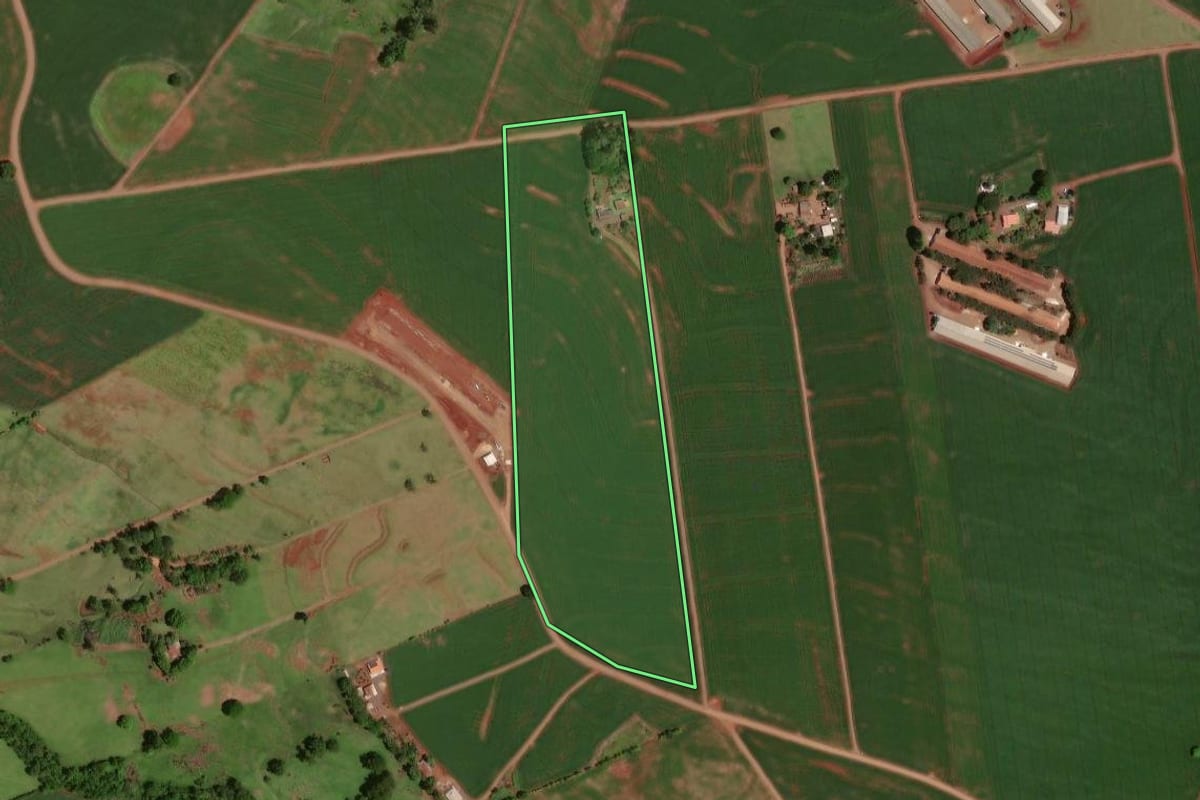 Imagem de satélite do imóvel rural em Formosa do Oeste (PR), com o contorno declarado no CAR desenhado por cima.
