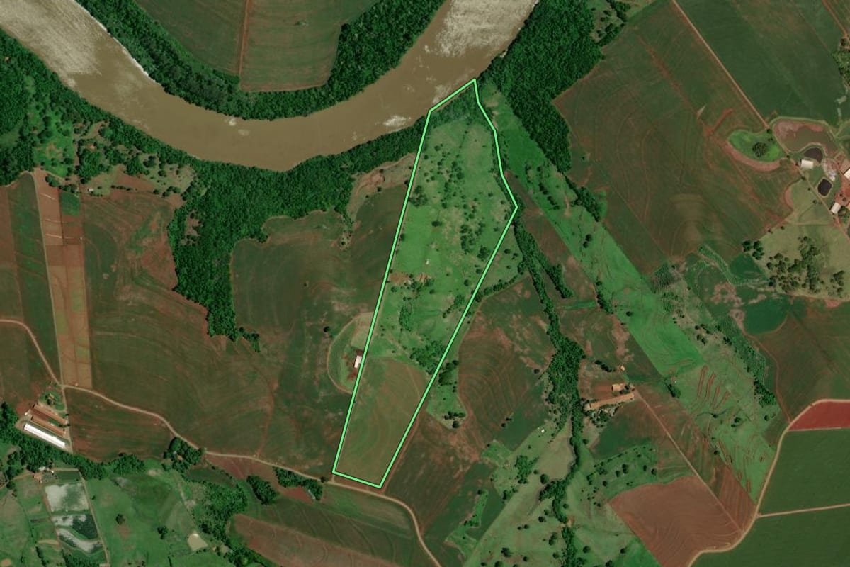 Imagem de satélite do imóvel rural em Formosa do Oeste (PR), com o contorno declarado no CAR desenhado por cima.
