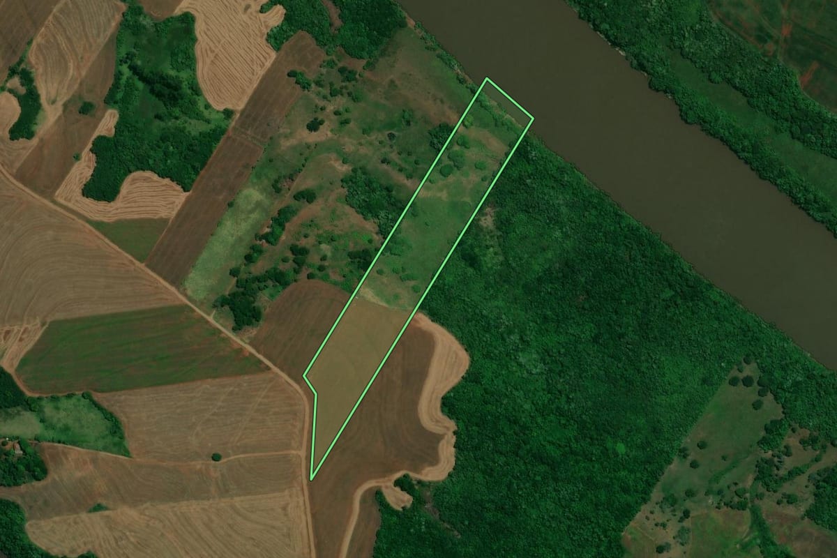 Imagem de satélite do imóvel rural em Formosa do Oeste (PR), com o contorno declarado no CAR desenhado por cima.