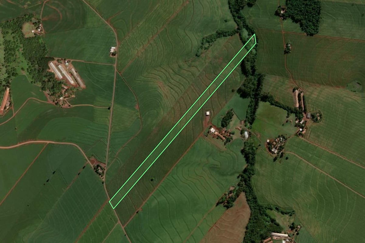 Imagem de satélite do imóvel rural em Formosa do Oeste (PR), com o contorno declarado no CAR desenhado por cima.