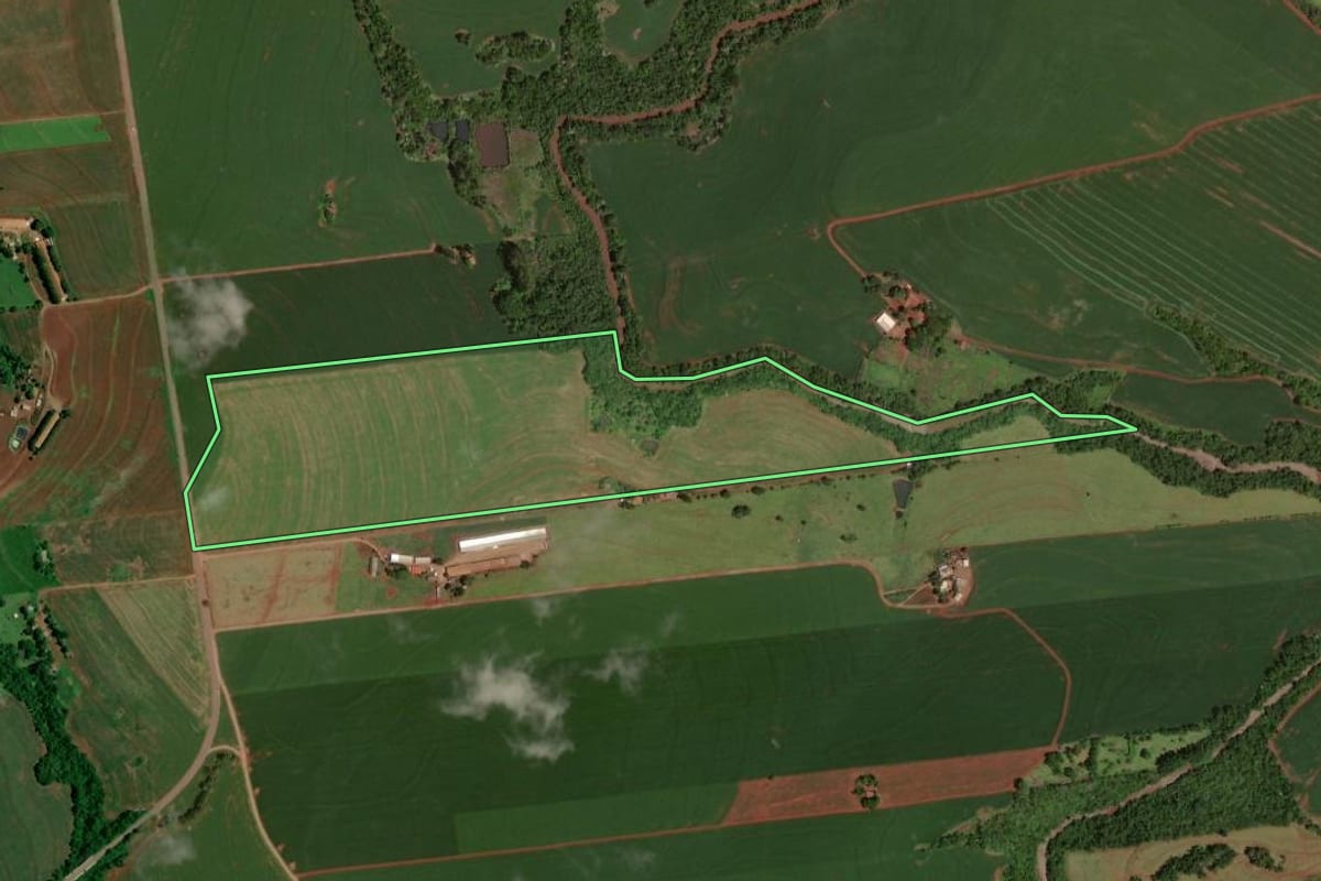 Imagem de satélite do imóvel rural em Formosa do Oeste (PR), com o contorno declarado no CAR desenhado por cima.