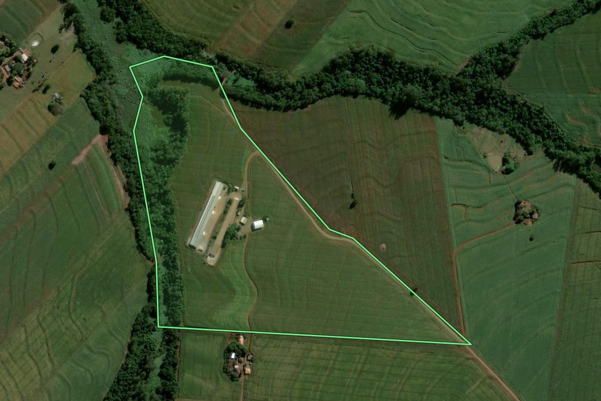Imagem de satélite do imóvel rural em Formosa do Oeste (PR), com o contorno declarado no CAR desenhado por cima.