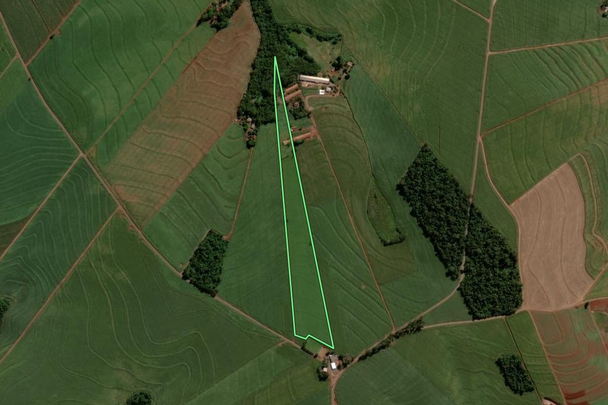 Imagem de satélite do imóvel rural em Formosa do Oeste (PR), com o contorno declarado no CAR desenhado por cima.
