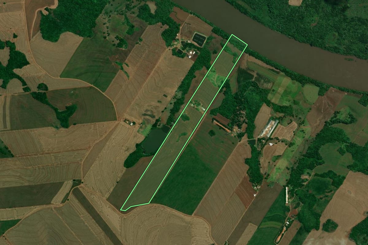 Imagem de satélite do imóvel rural em Formosa do Oeste (PR), com o contorno declarado no CAR desenhado por cima.