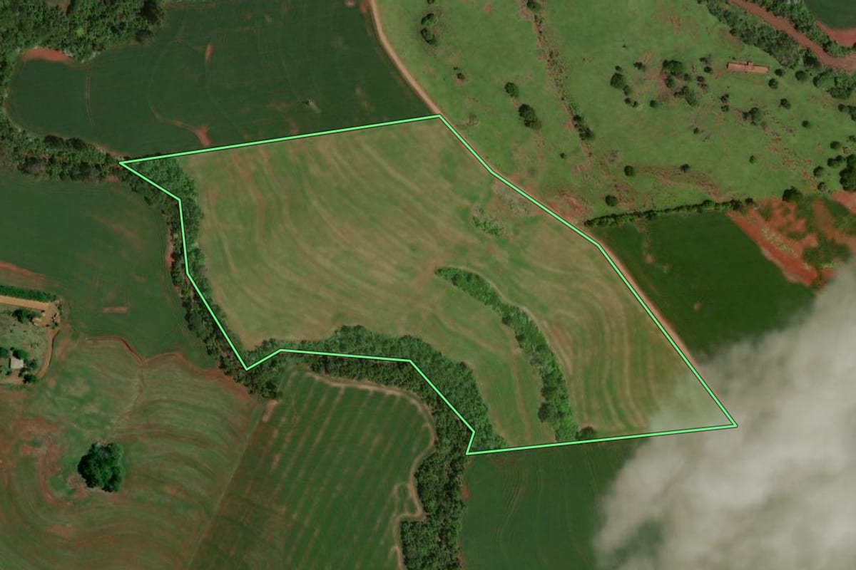 Imagem de satélite do imóvel rural em Formosa do Oeste (PR), com o contorno declarado no CAR desenhado por cima.