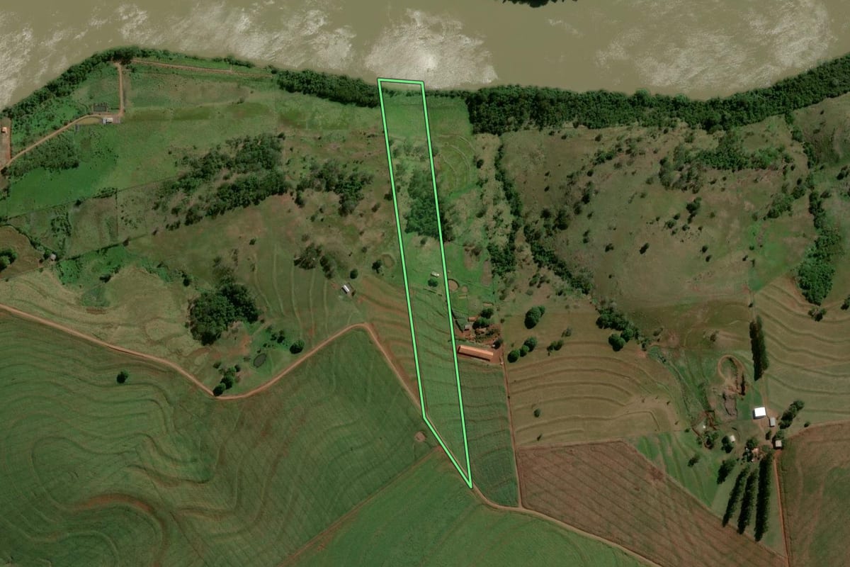 Imagem de satélite do imóvel rural em Formosa do Oeste (PR), com o contorno declarado no CAR desenhado por cima.
