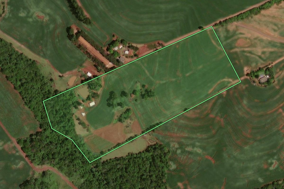 Imagem de satélite do imóvel rural em Formosa do Oeste (PR), com o contorno declarado no CAR desenhado por cima.