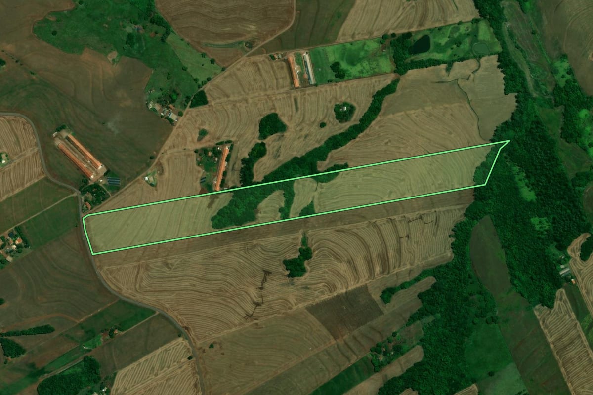Imagem de satélite do imóvel rural em Formosa do Oeste (PR), com o contorno declarado no CAR desenhado por cima.
