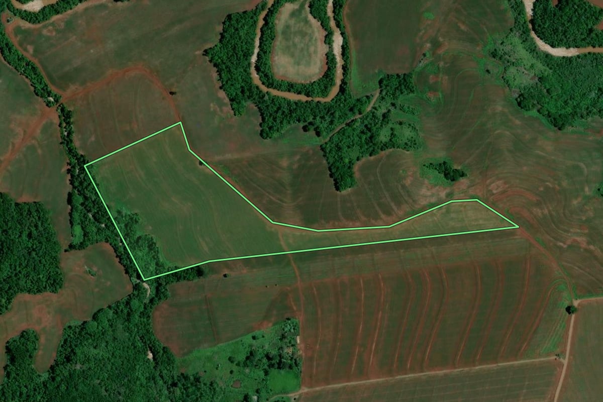 Imagem de satélite do imóvel rural em Formosa do Oeste (PR), com o contorno declarado no CAR desenhado por cima.