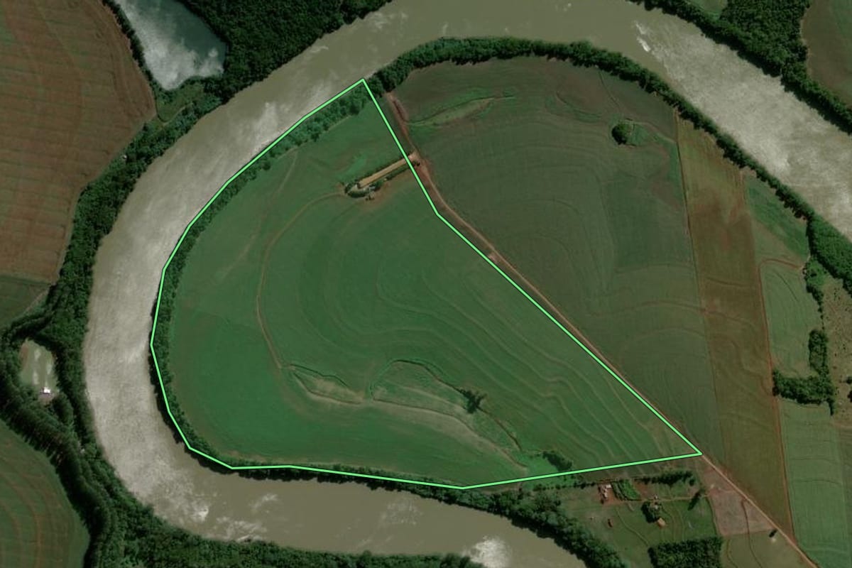 Imagem de satélite do imóvel rural em Formosa do Oeste (PR), com o contorno declarado no CAR desenhado por cima.