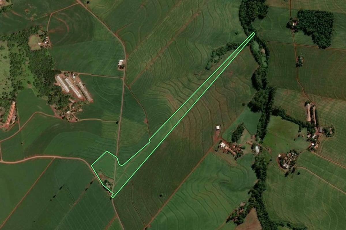 Imagem de satélite do imóvel rural em Formosa do Oeste (PR), com o contorno declarado no CAR desenhado por cima.