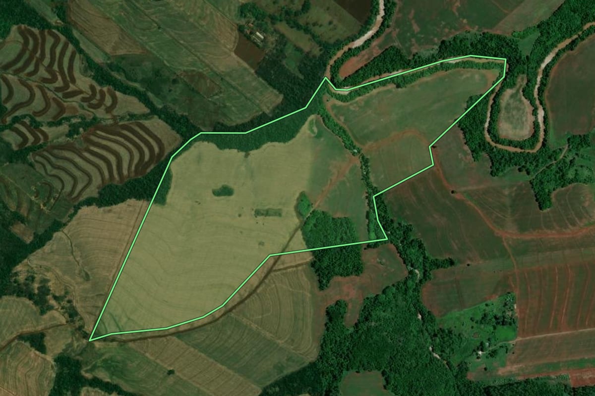Imagem de satélite do imóvel rural em Formosa do Oeste (PR), com o contorno declarado no CAR desenhado por cima.