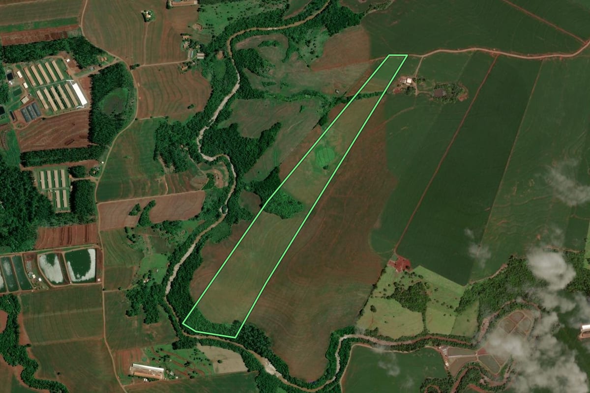 Imagem de satélite do imóvel rural em Formosa do Oeste (PR), com o contorno declarado no CAR desenhado por cima.