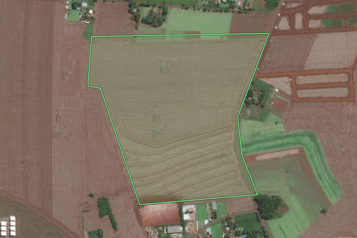 Imagem de satélite do imóvel rural em Foz do Iguaçu (PR), com o contorno declarado no CAR desenhado por cima.