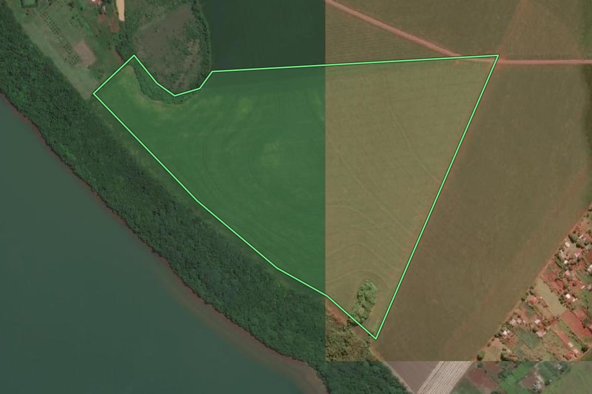 Imagem de satélite do imóvel rural em Foz do Iguaçu (PR), com o contorno declarado no CAR desenhado por cima.