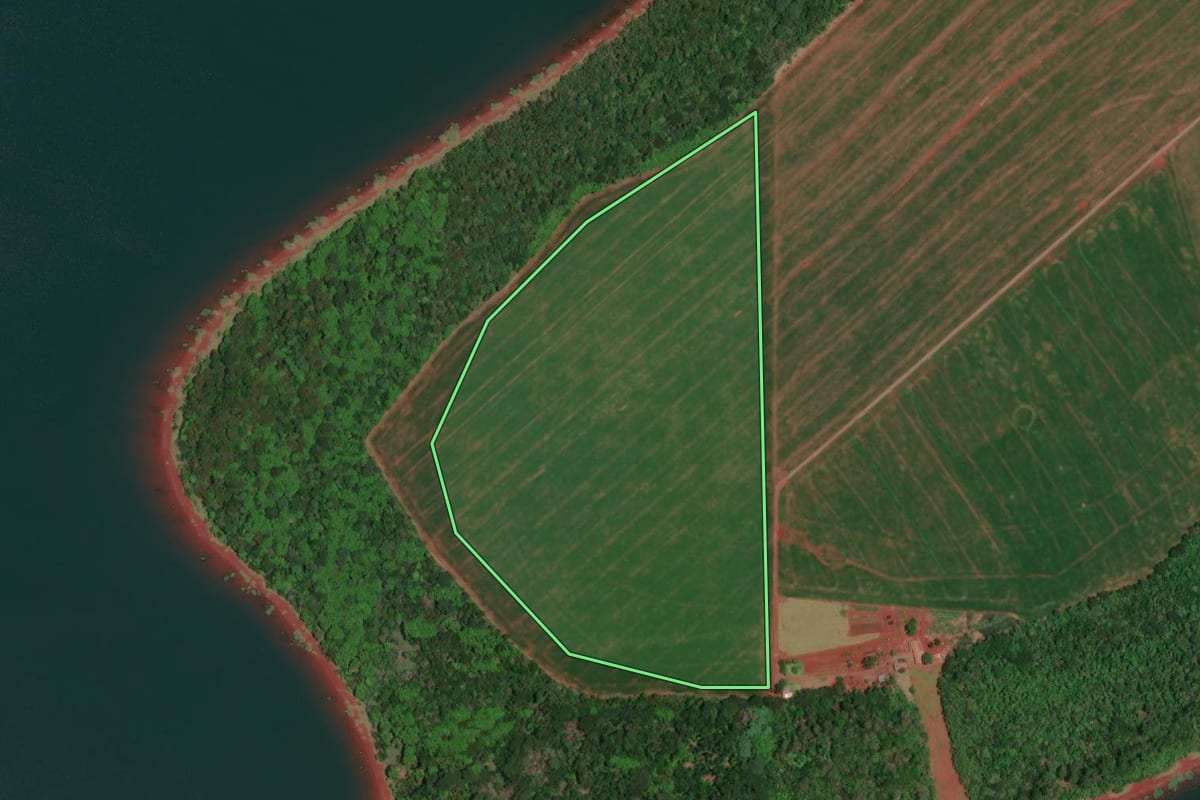Imagem de satélite do imóvel rural em Foz do Iguaçu (PR), com o contorno declarado no CAR desenhado por cima.