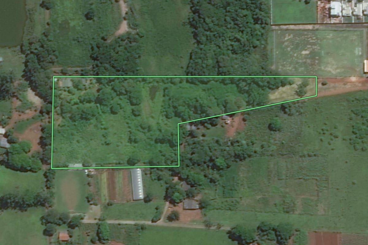 Imagem de satélite do imóvel rural em Foz do Iguaçu (PR), com o contorno declarado no CAR desenhado por cima.