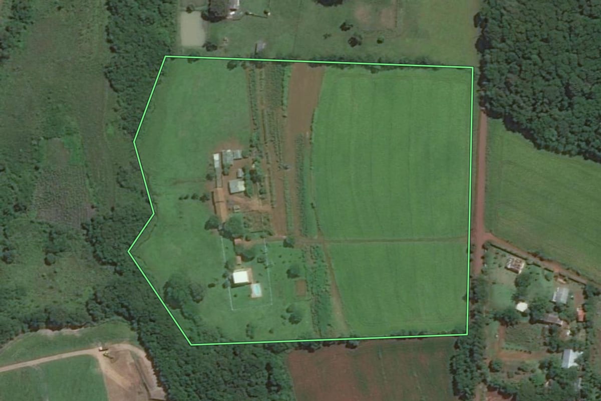 Imagem de satélite do imóvel rural em Foz do Iguaçu (PR), com o contorno declarado no CAR desenhado por cima.