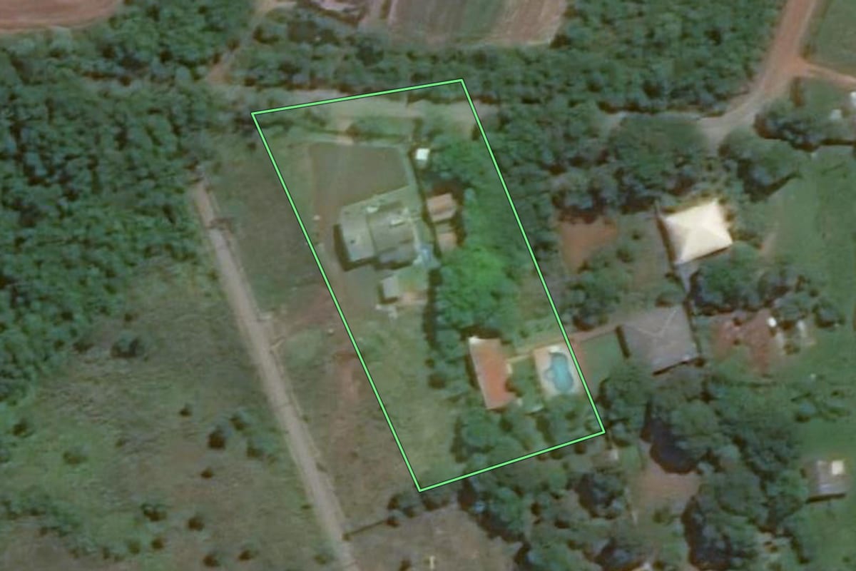 Imagem de satélite do imóvel rural em Foz do Iguaçu (PR), com o contorno declarado no CAR desenhado por cima.