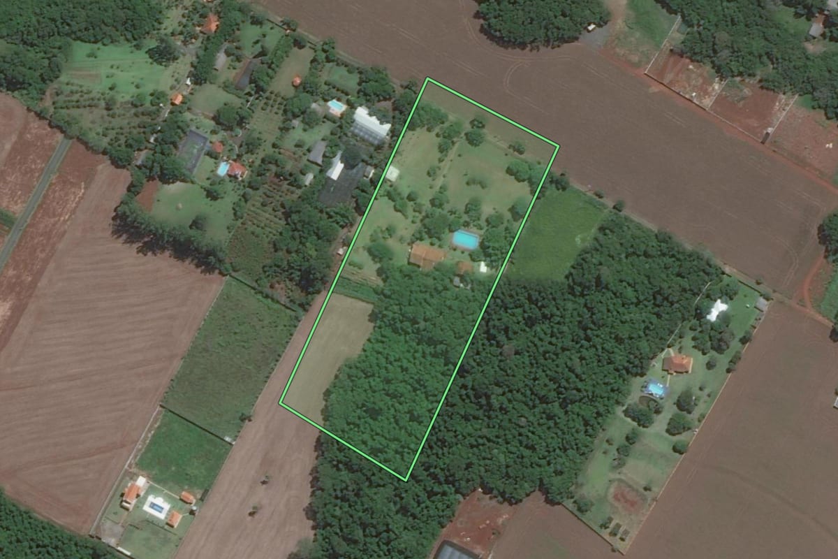Imagem de satélite do imóvel rural em Foz do Iguaçu (PR), com o contorno declarado no CAR desenhado por cima.