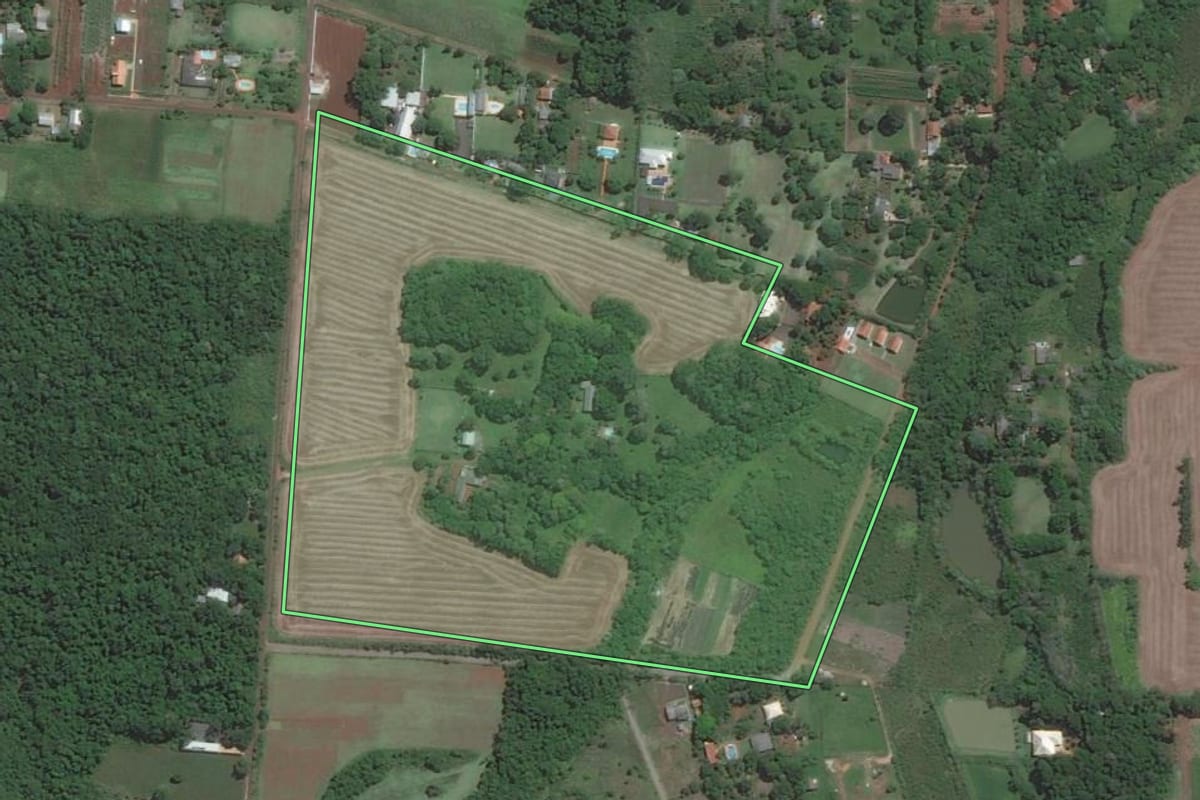 Imagem de satélite do imóvel rural em Foz do Iguaçu (PR), com o contorno declarado no CAR desenhado por cima.