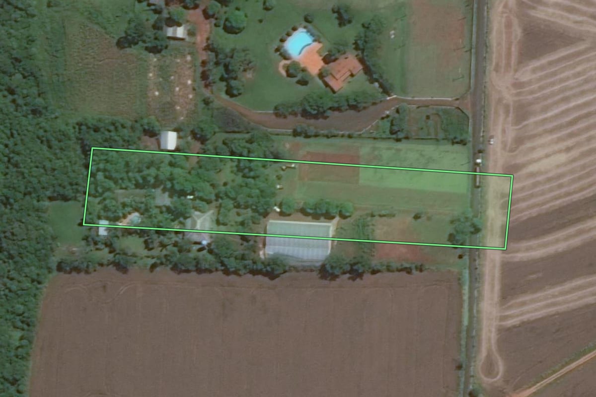 Imagem de satélite do imóvel rural em Foz do Iguaçu (PR), com o contorno declarado no CAR desenhado por cima.