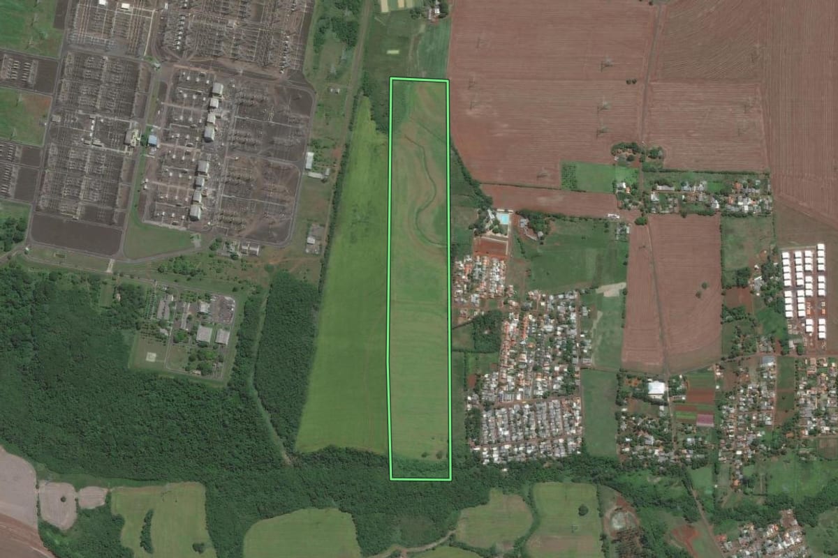 Imagem de satélite do imóvel rural em Foz do Iguaçu (PR), com o contorno declarado no CAR desenhado por cima.
