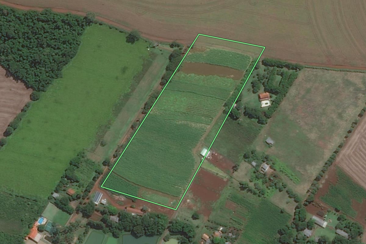 Imagem de satélite do imóvel rural em Foz do Iguaçu (PR), com o contorno declarado no CAR desenhado por cima.