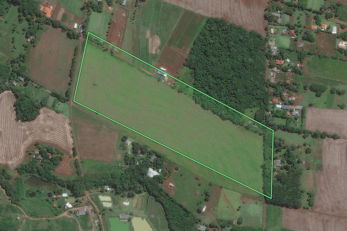 Imagem de satélite do imóvel rural em Foz do Iguaçu (PR), com o contorno declarado no CAR desenhado por cima.