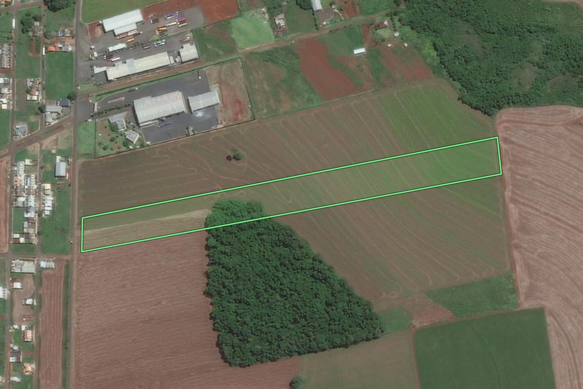 Imagem de satélite do imóvel rural em Foz do Iguaçu (PR), com o contorno declarado no CAR desenhado por cima.